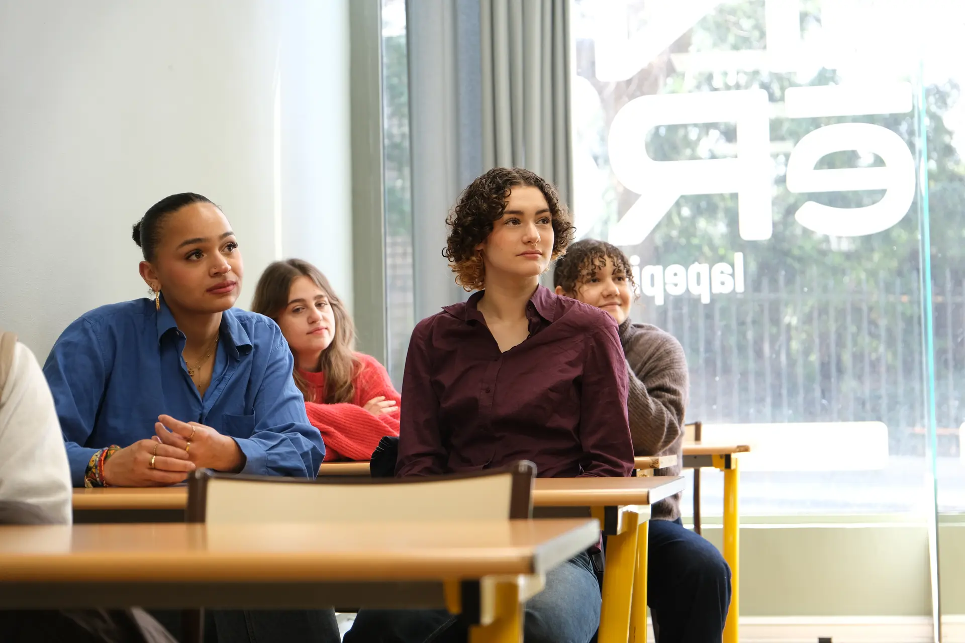emis-paris-etudiants Étudiantes suivant un cours dans une salle EMIS Paris